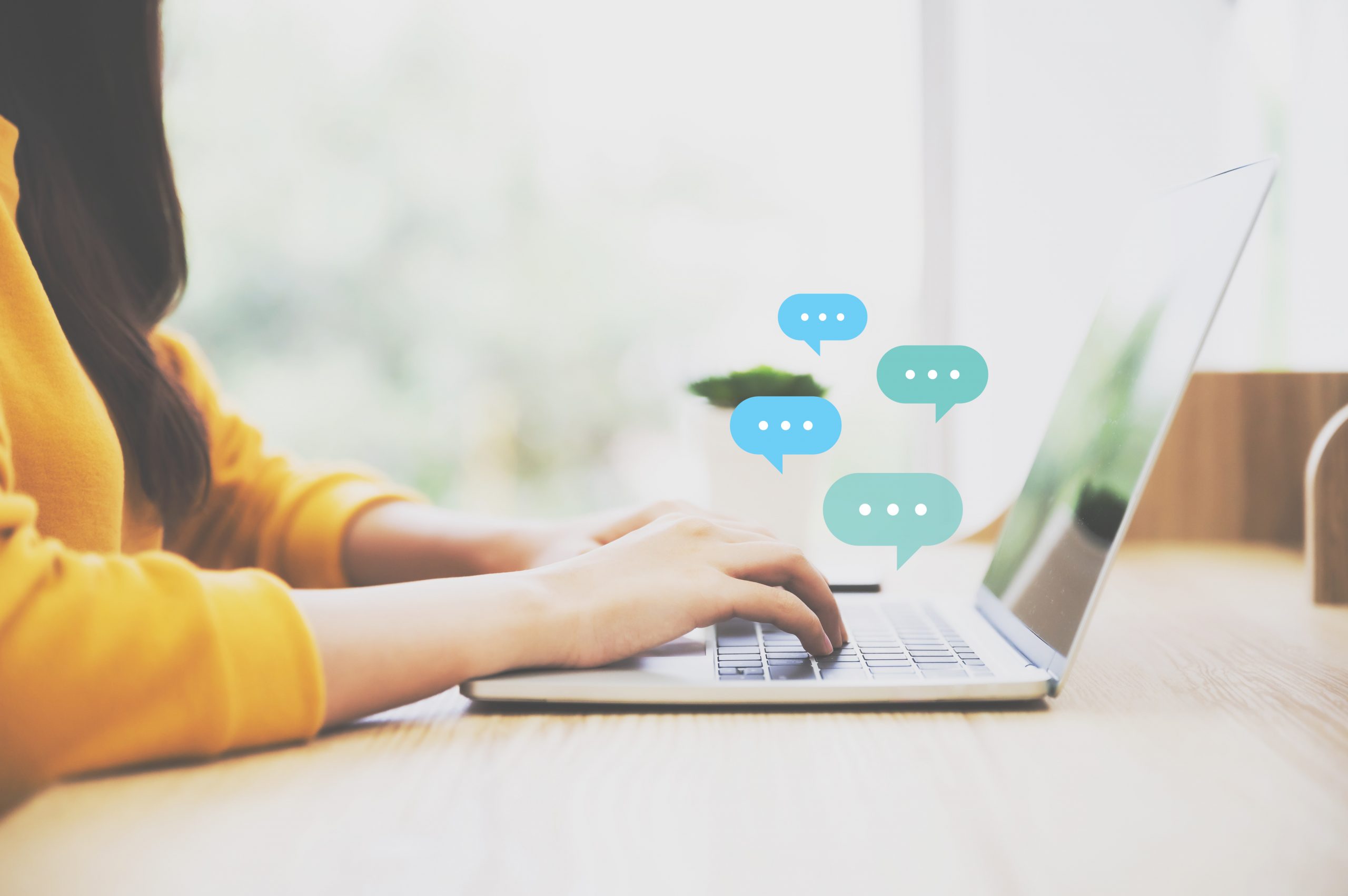 woman using live chat software